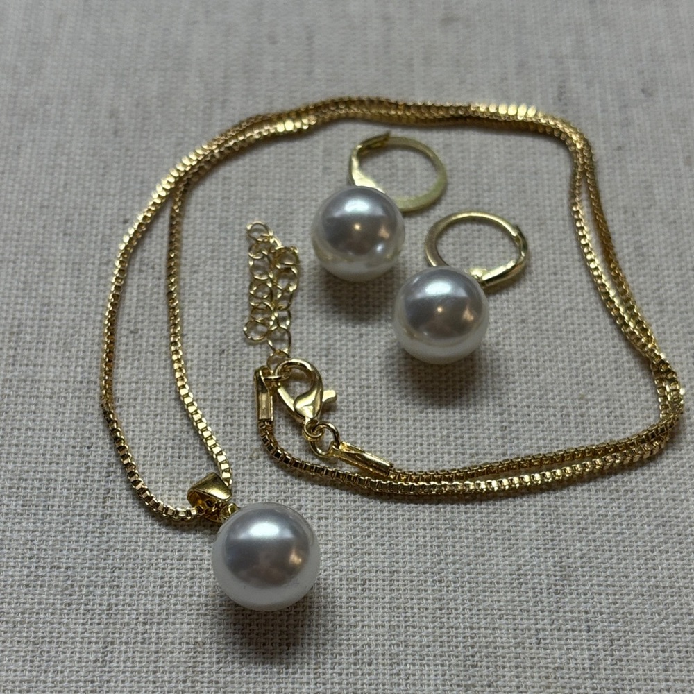 Necklace and earring set